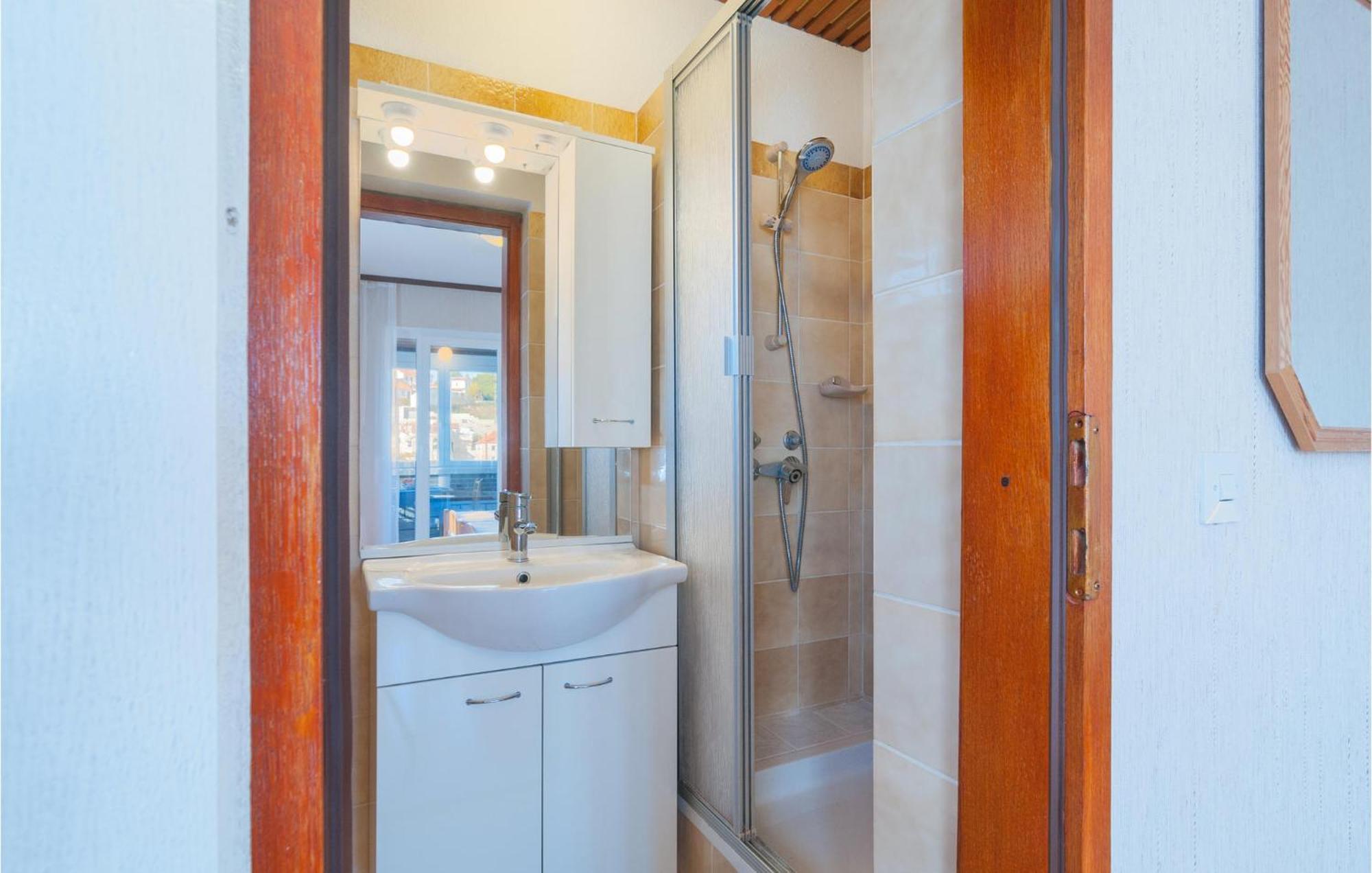Stunning apartment in Splitska w/ 1 Bedrooms Buitenkant foto