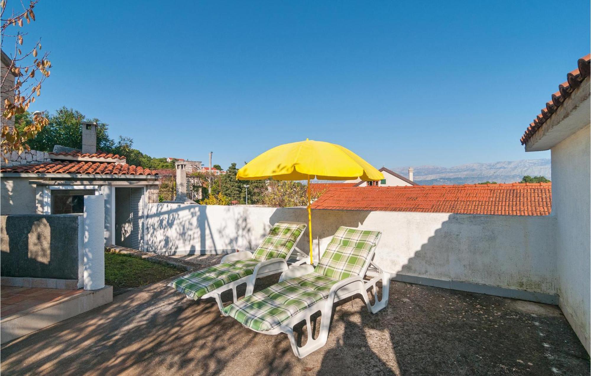 Stunning apartment in Splitska w/ 1 Bedrooms Buitenkant foto
