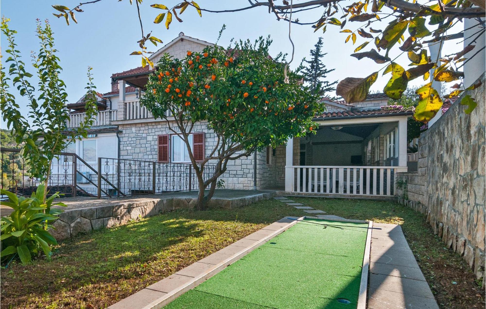 Stunning apartment in Splitska w/ 1 Bedrooms Buitenkant foto