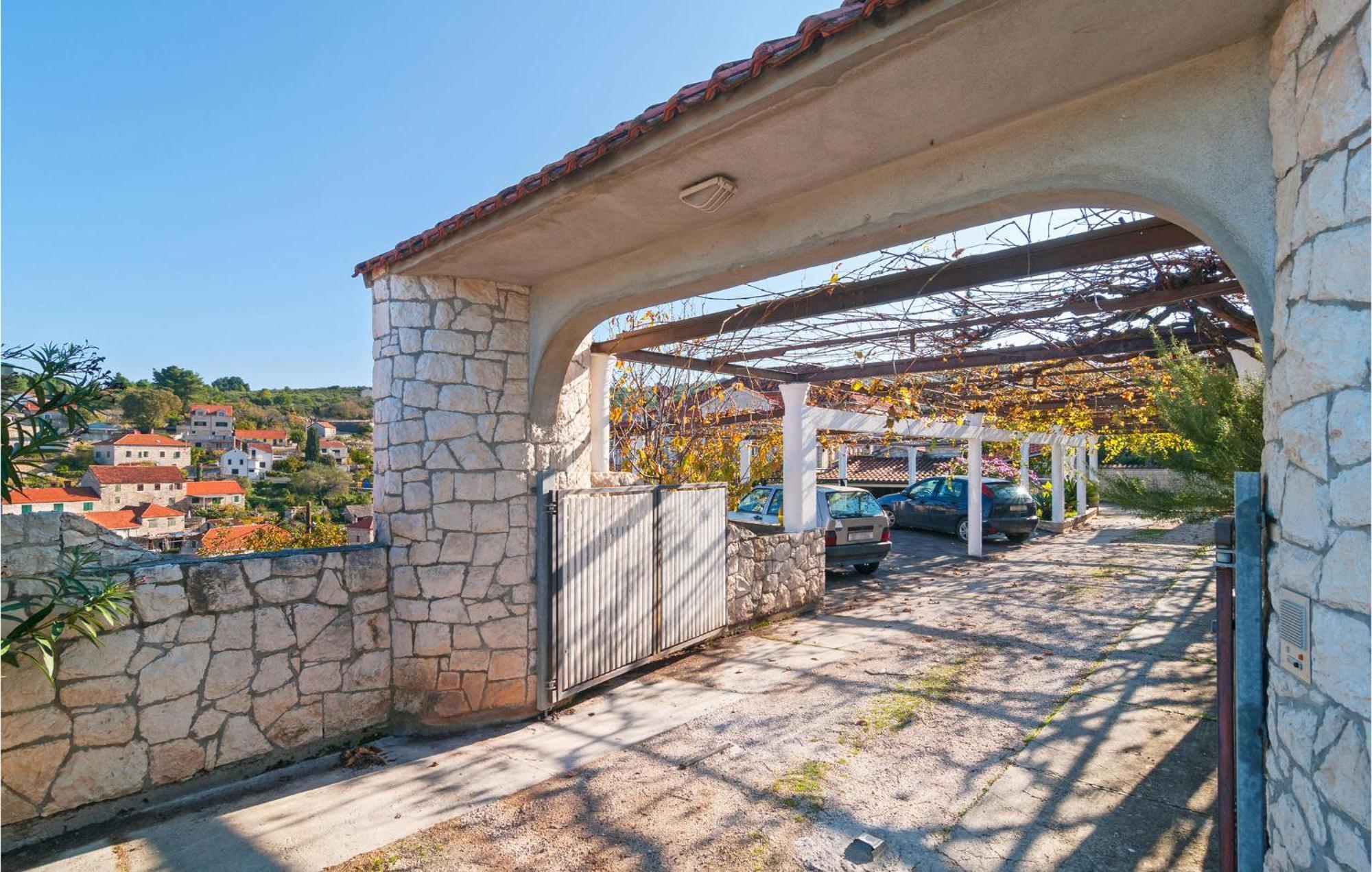 Stunning apartment in Splitska w/ 1 Bedrooms Buitenkant foto